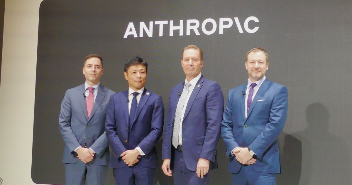 （左から）Anthropic グローバルアフェアーズ（国際関係）責任者 マイケル・セリット（Michael Sellitto）氏／Anthropic Japan合同会社 代表執行役社長 東條英俊氏／Anthropic 国際事業マネージングディレクター クリス・シアウリ（Chris Ciauri）氏／Anthropic 最高商務責任者（CCO）ポール・スミス（Paul Smith）氏