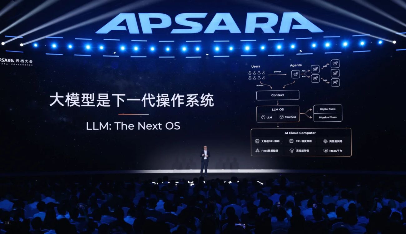 杭州で開催されたApsara Conference 2025で基調講演を行うアリババクラウド・インテリジェンス会長兼CEOの呉 泳銘（エディー・ウー）