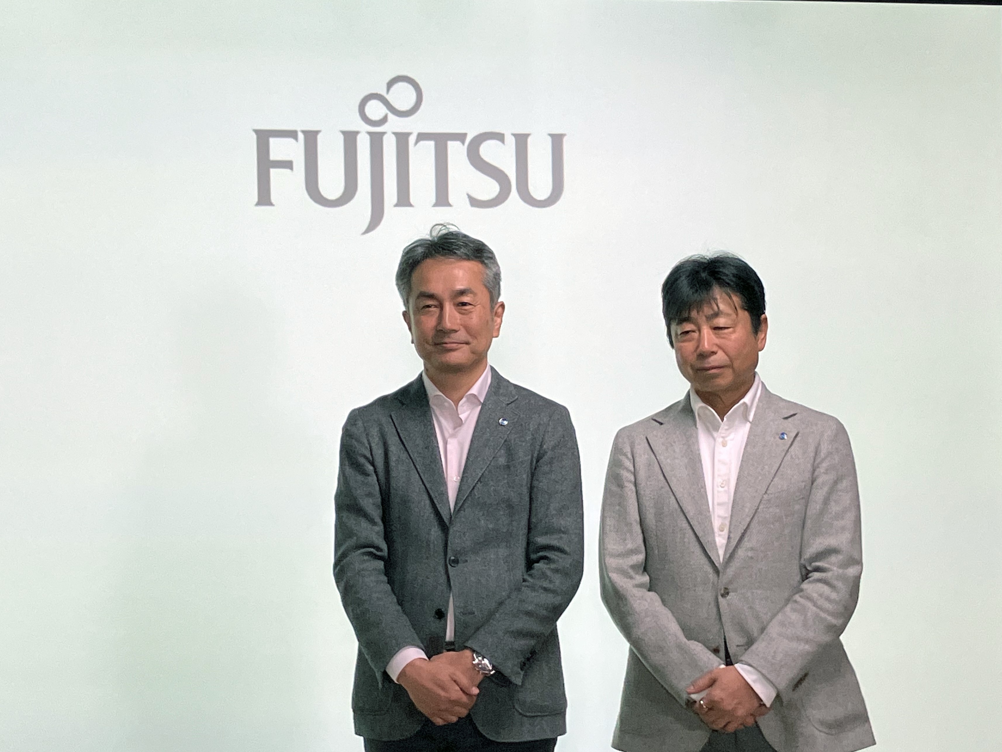 （左から）富士通株式会社 AI戦略・ビジネス開発本部 本部長 岡田英人氏、富士通Japan株式会社 特定プロジェクト対策本部 本部長／富士通株式会社 公共・社会インフラビジネスグループ 特定プロジェクト対策室 室長 國分出氏