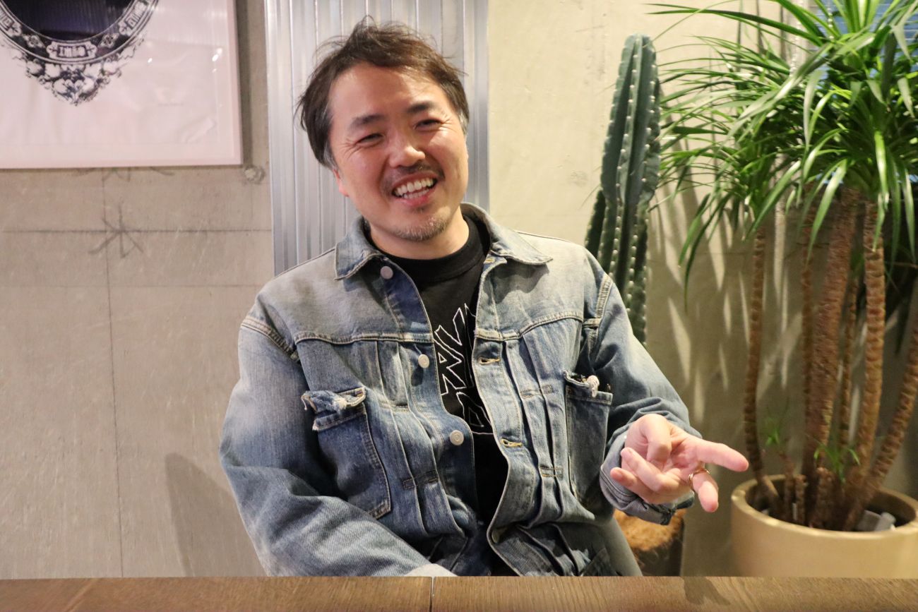 菅原 健一（すがわら けんいち）。 株式会社Moonshot 代表取締役CEO。エンジニアからキャリアをスタートし、スマートニュース、KDDI子会社medibaでCMOを歴任。2018年にMoonshotを創業し、年商10億円から1兆円規模の企業の経営アドバイザーを務める。著書『厚利少売』『小さく分けて考える』ほか累計8万部超。